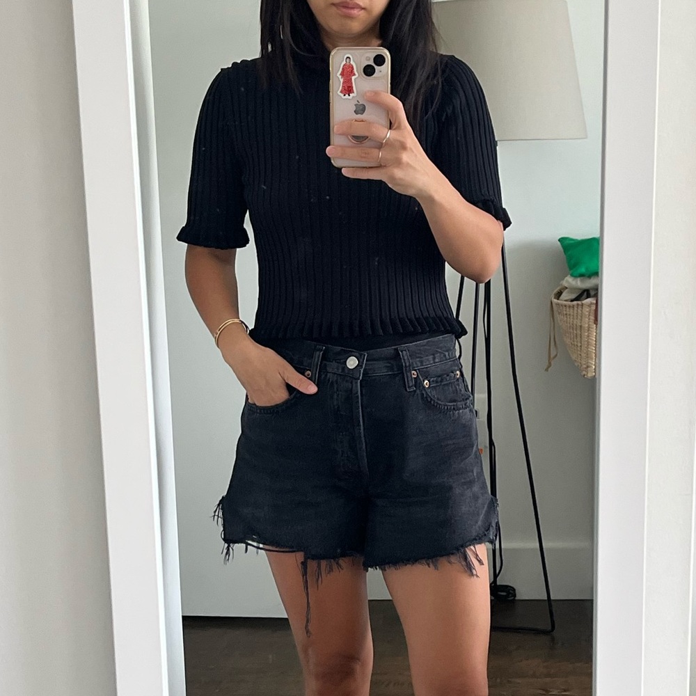 Black kneat top